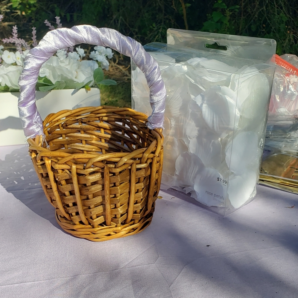 Flower girl basket with peddles